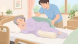 介護士が横向きに寝た高齢者の背中にクッションを当てて体位変換するイラスト