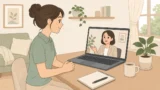 女性がノートパソコンで認知症の親の施設についてオンラインで相談しているイラスト