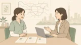 介護職員が相談員と資料を見ながら老健と特養の違いについて話しているイラスト